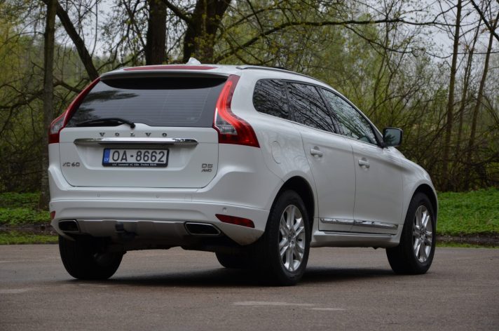 Volvo XC 60 Summum Xenium 2.4 D5 (158Kw-215Z/s) Dīzelis Awd (4×4) Pilnpiedziņa ar automātisko ātrumkārbu.