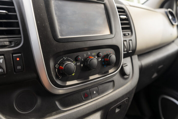 NISSAN NV300