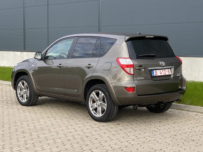 TOYOTA RAV-4 2.2D4D 110kw Automāts