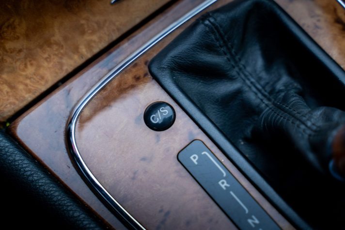 MERCEDES BENZ E200
