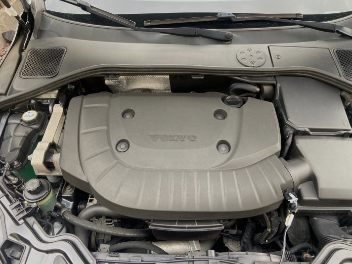 Tikko ievests.   Volvo V60 Cross Country Summum 2.4 Dīzelis 4×4 Awd . Ar automātisko ātrumkārbu.