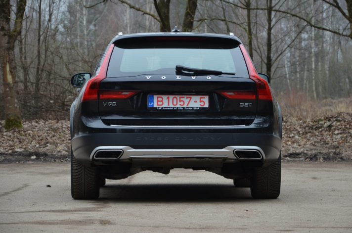 Tikko ievests. Volvo V90 Cross Country Awd. 2.0 D5 (173 kw-235 zs) Dīzelis. ar Automātisko ātrumkārbu.