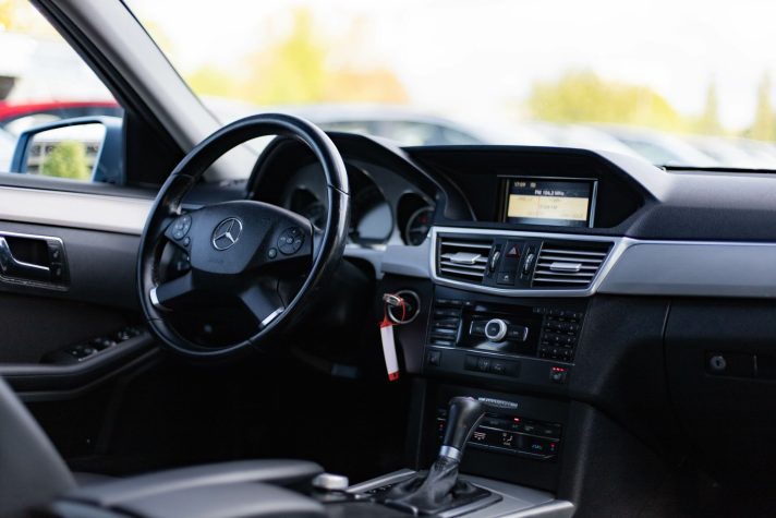 MERCEDES BENZ E200