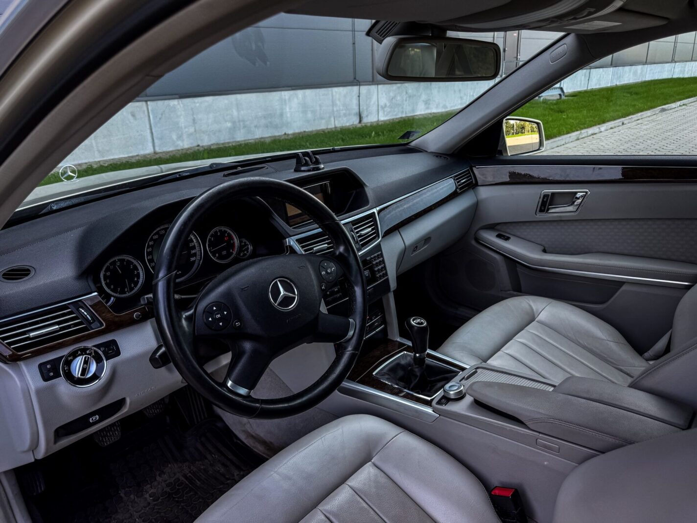 MERCEDES BENZ E220