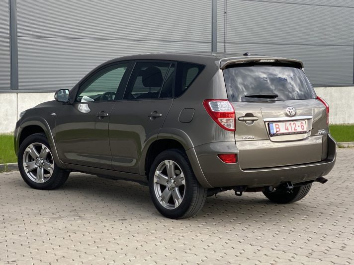 TOYOTA RAV-4 2.2D4D 110kw Automāts