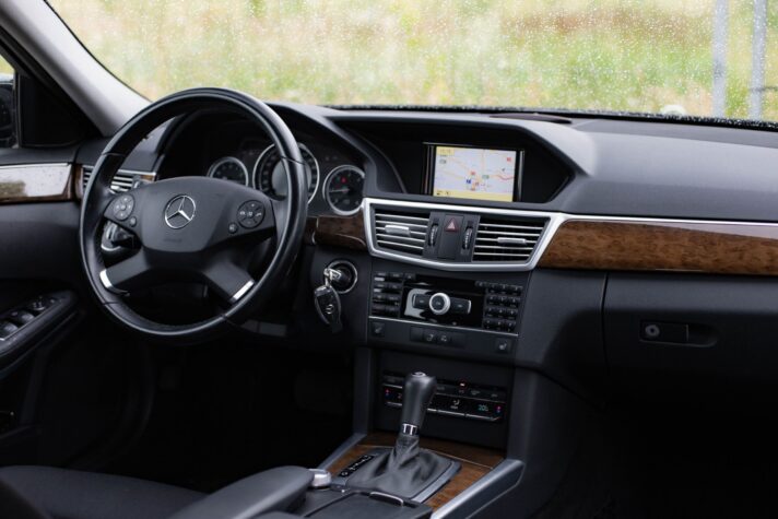 MERCEDES BENZ E220