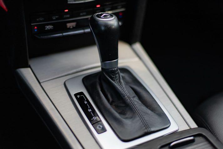 MERCEDES BENZ E200