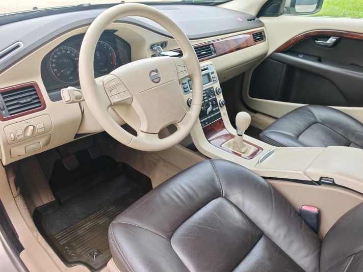 VOLVO XC70, 2,4D5 AWD. 6-KPP.
