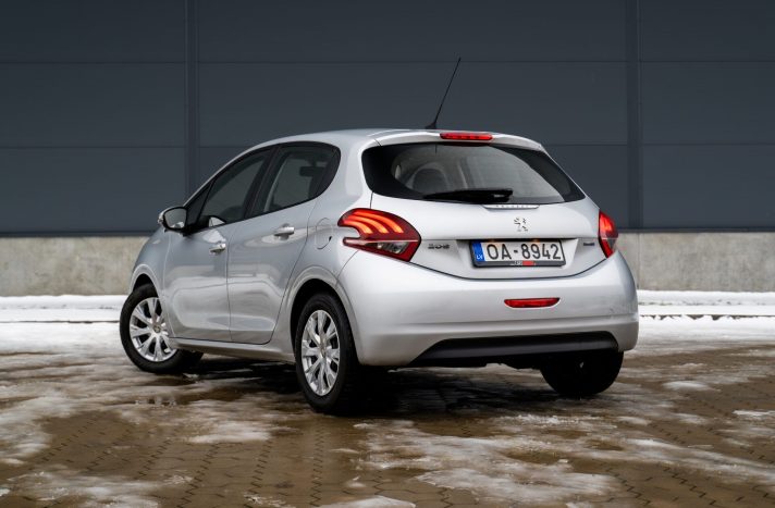 PEUGEOT 208