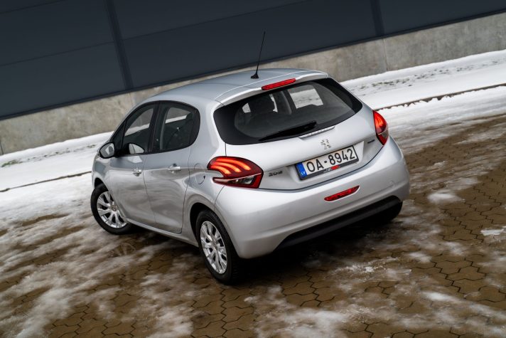 PEUGEOT 208