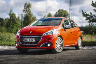 PEUGEOT 208