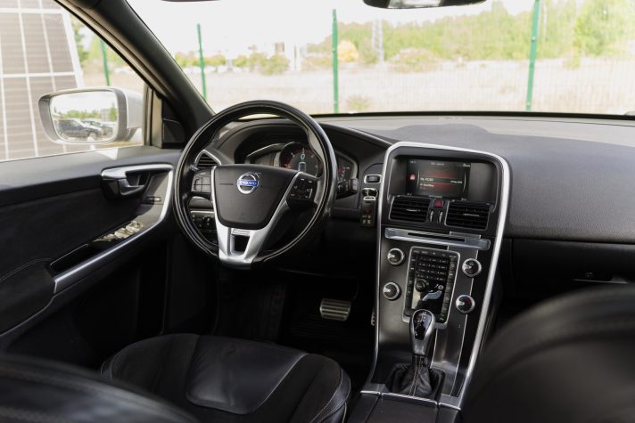 VOLVO XC60 R-DESIGN