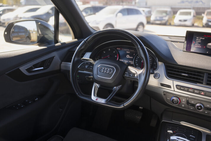 AUDI Q7 S-LINE
