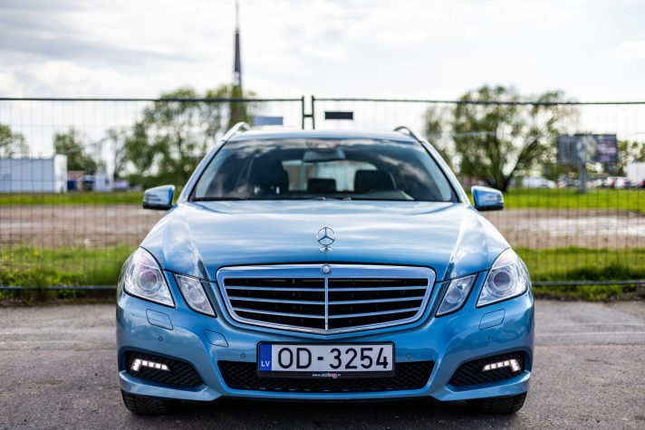 MERCEDES BENZ E200