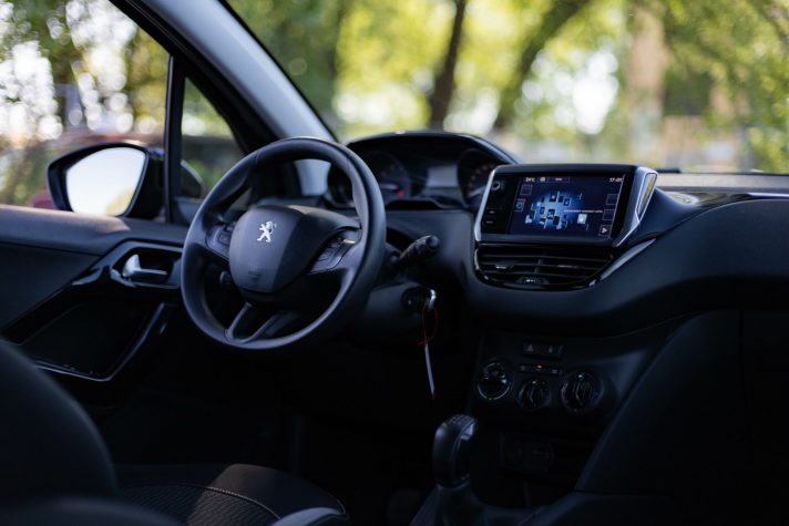 PEUGEOT 208