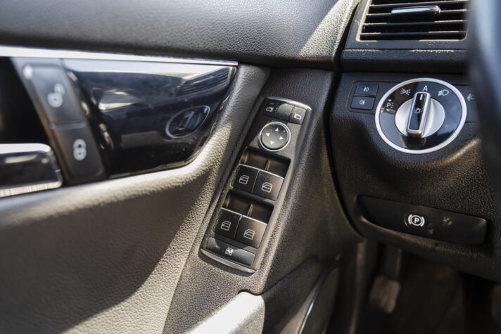MERCEDES BENZ C200
