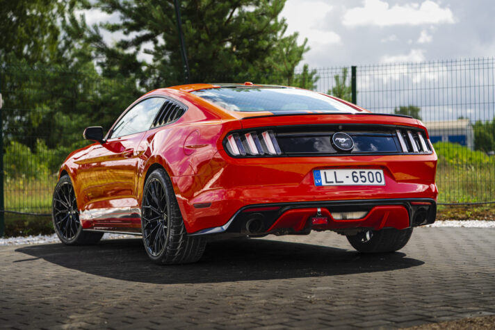 FORD MUSTANG