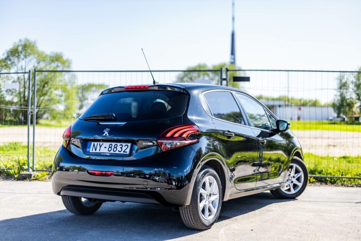 PEUGEOT 208