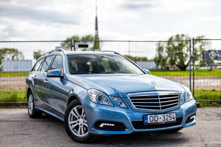 MERCEDES BENZ E200