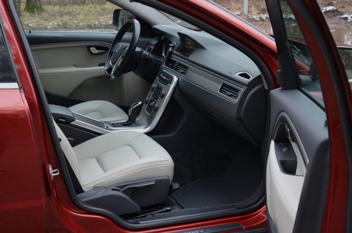 Tikko ievests. Volvo XC 70 Summum 2.4 D5 (158kw-215z/s) Dīzelis 4×4 Awd . Ar automātisko ātrumkārbu.