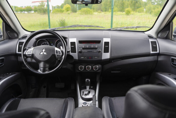 MITSUBISHI OUTLANDER