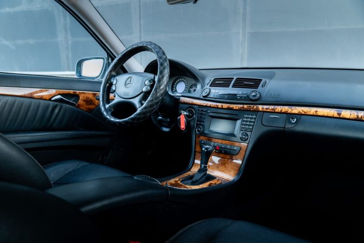 MERCEDES BENZ E200