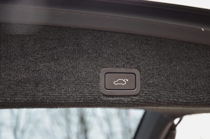 Volvo XC 60 Summum Xenium 2.4 D5 (158Kw-215Z/s) Dīzelis Awd (4×4) Pilnpiedziņa ar automātisko ātrumkārbu.