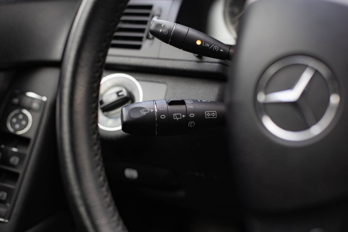 MERCEDES BENZ C320