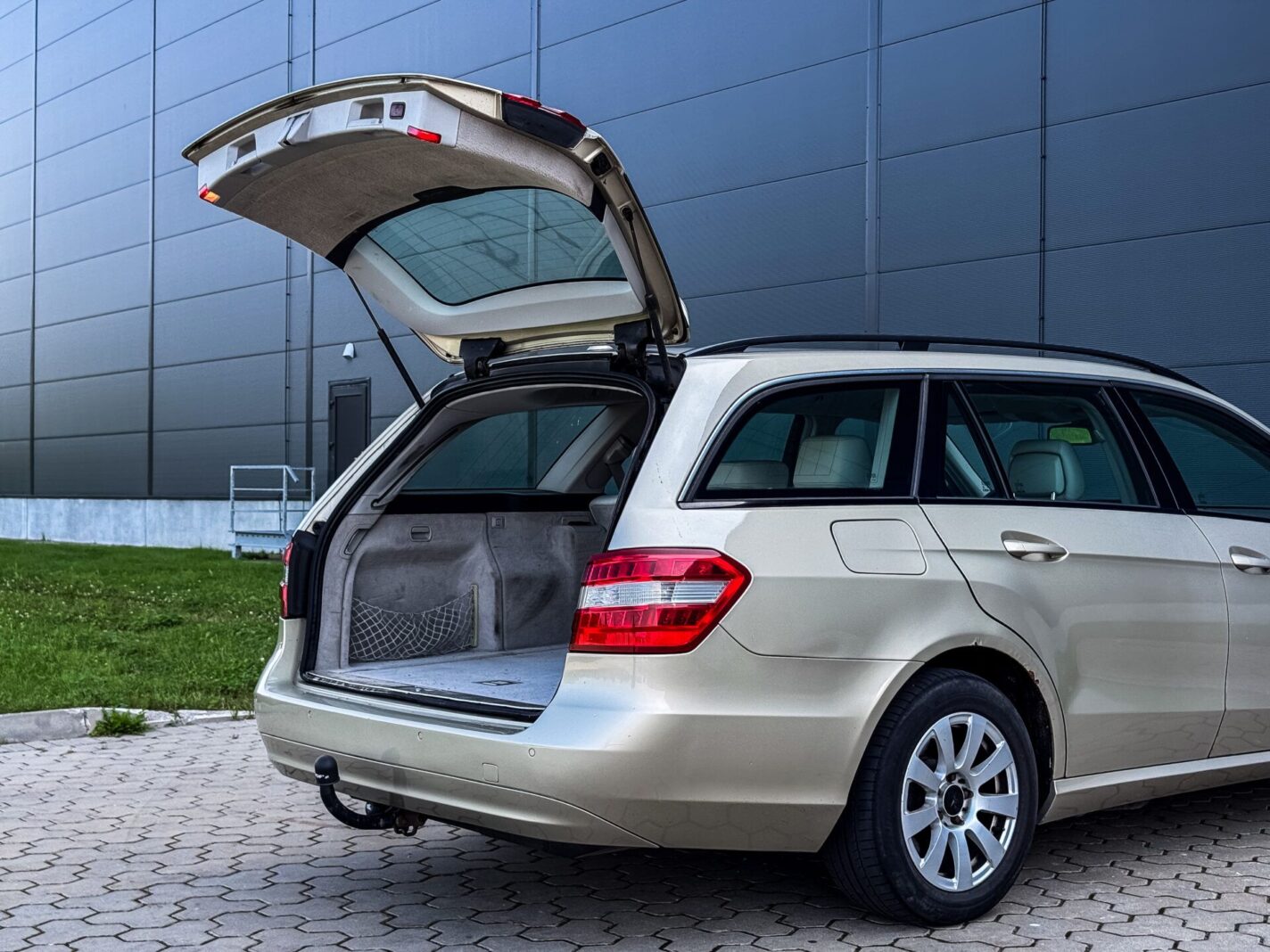 MERCEDES BENZ E220