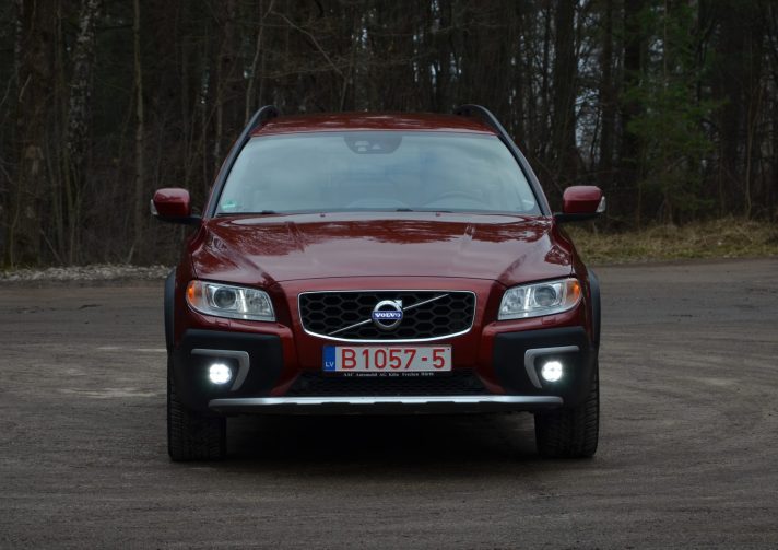 Tikko ievests. Volvo XC 70 Summum 2.4 D5 (158kw-215z/s) Dīzelis 4×4 Awd . Ar automātisko ātrumkārbu.
