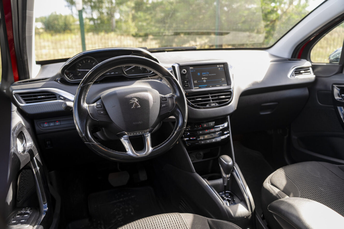PEUGEOT 208