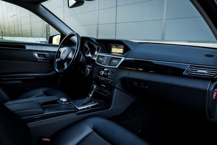 MERCEDES BENZ E200