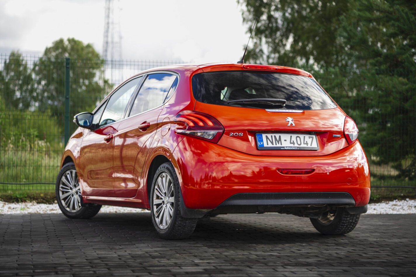 PEUGEOT 208