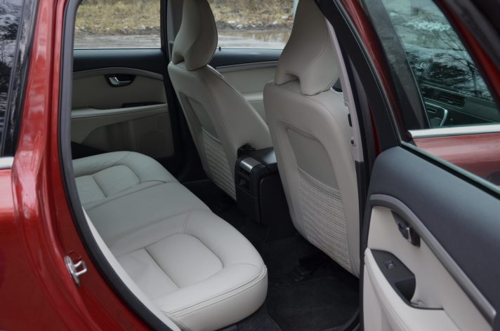 Tikko ievests. Volvo XC 70 Summum 2.4 D5 (158kw-215z/s) Dīzelis 4×4 Awd . Ar automātisko ātrumkārbu.