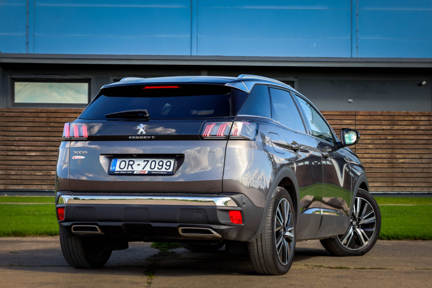 PEUGEOT 3008