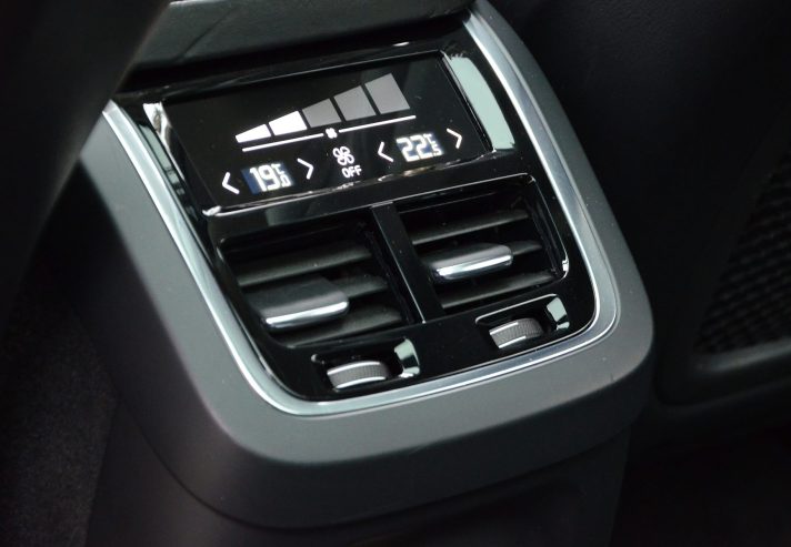 Tikko ievests. 2016. gada modelis. Volvo Xc90 Inscription T8 Twin Engine Awd Plug-In Hybrid.