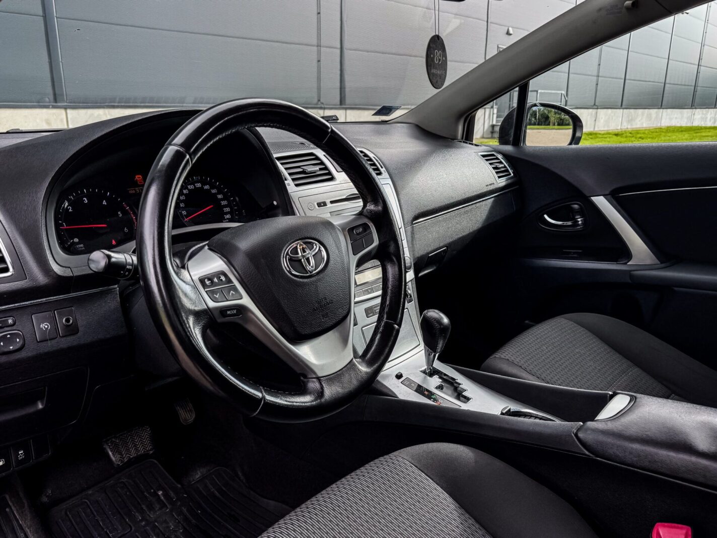 TOYOTA AVENSIS
