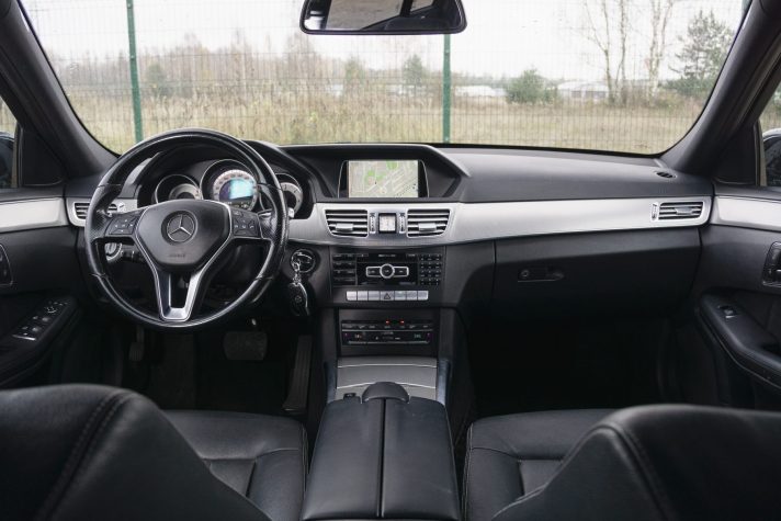 MERCEDES BENZ E220