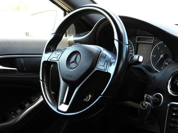 MERCEDES BENZ GLA 200