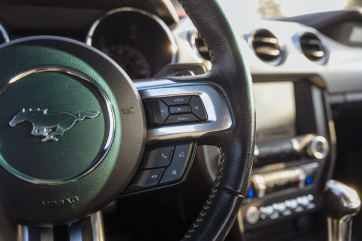 FORD MUSTANG