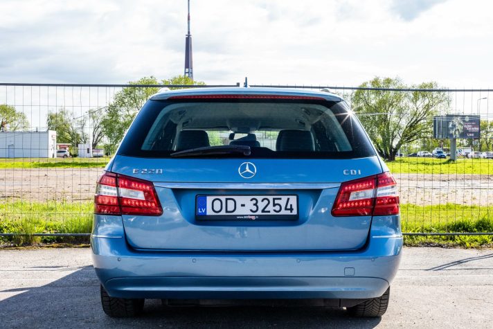 MERCEDES BENZ E200