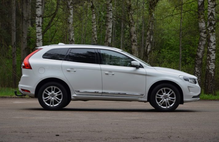 Volvo XC 60 Summum Xenium 2.4 D5 (158Kw-215Z/s) Dīzelis Awd (4×4) Pilnpiedziņa ar automātisko ātrumkārbu.
