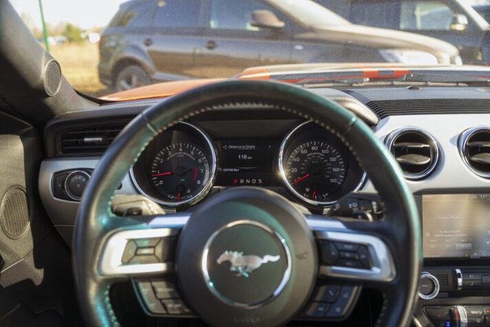 FORD MUSTANG