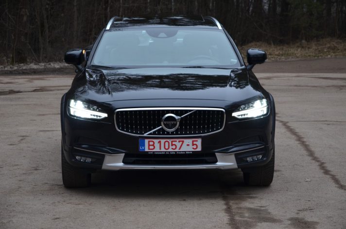 Tikko ievests. Volvo V90 Cross Country Awd. 2.0 D5 (173 kw-235 zs) Dīzelis. ar Automātisko ātrumkārbu.