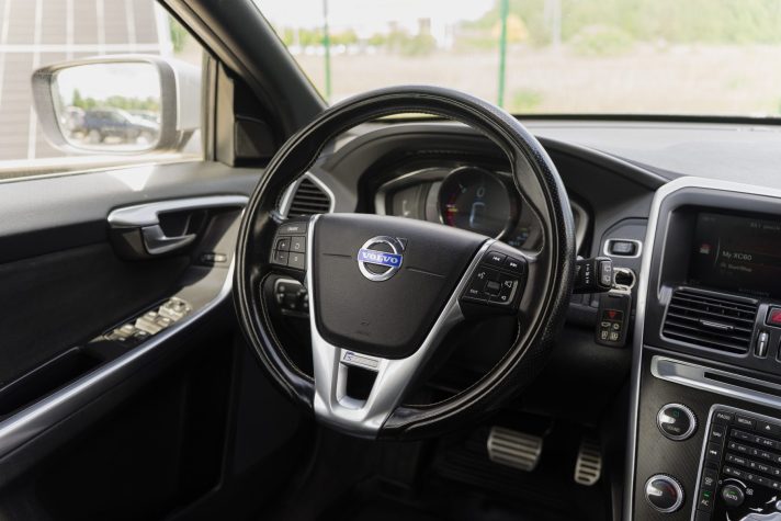 VOLVO XC60 R-DESIGN