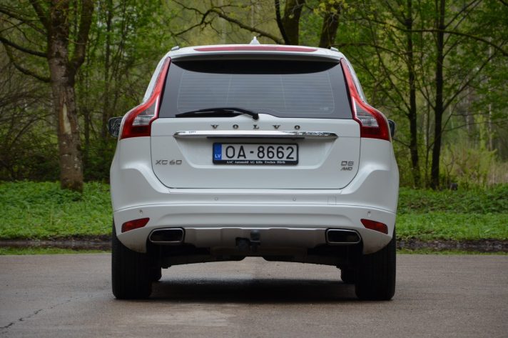 Volvo XC 60 Summum Xenium 2.4 D5 (158Kw-215Z/s) Dīzelis Awd (4×4) Pilnpiedziņa ar automātisko ātrumkārbu.