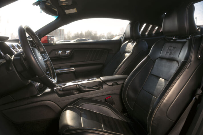 FORD MUSTANG