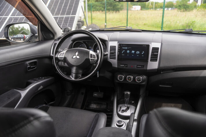 MITSUBISHI OUTLANDER