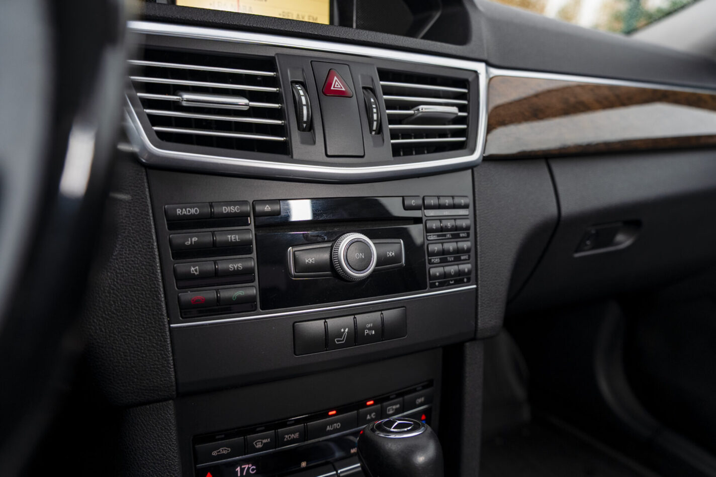 MERCEDES BENZ E 220