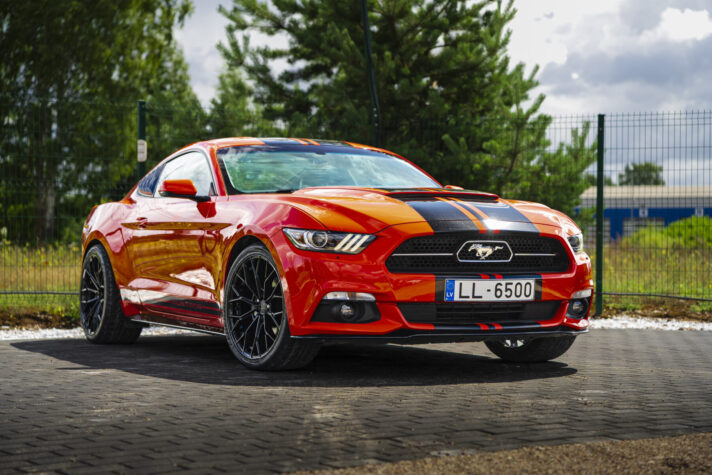 FORD MUSTANG